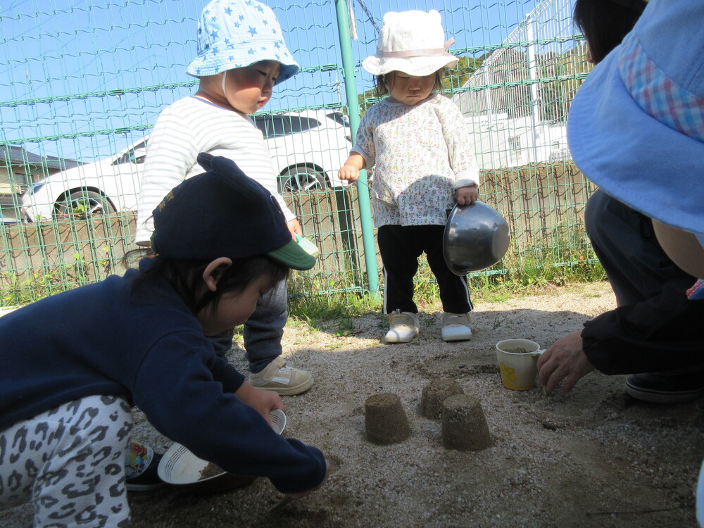 型抜きを見ている様子