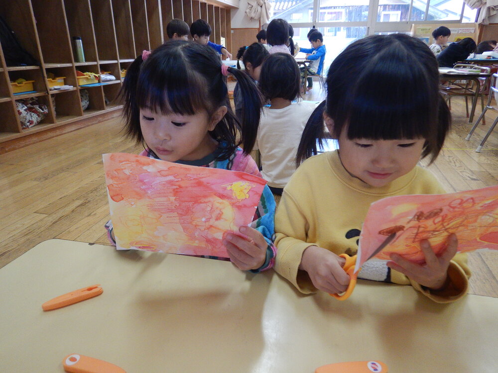 はさみで線の上を切っている様子 (2)