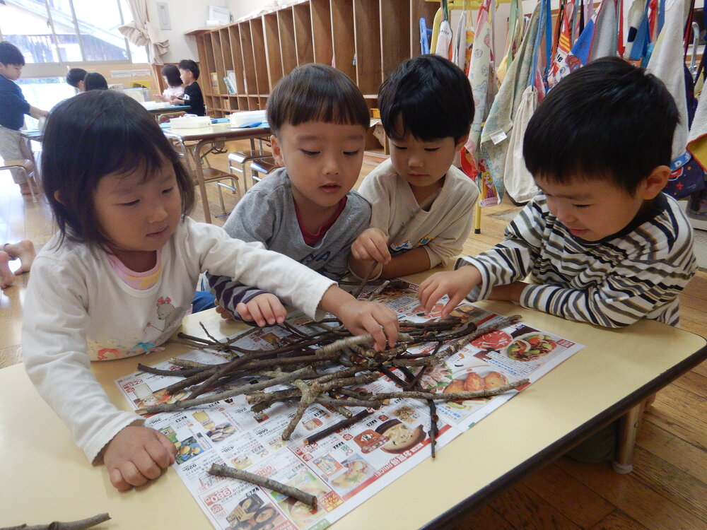 好きな枝を選んでいる様子 (2)