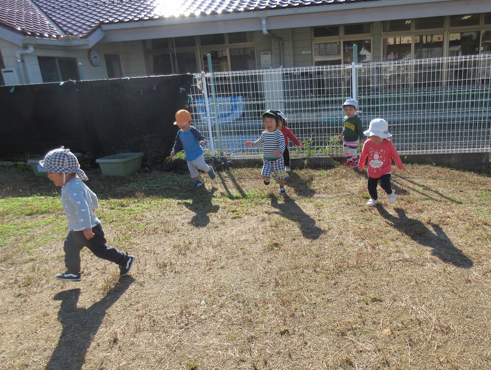 園庭で遊んでいる様子