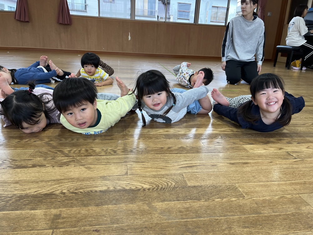 リズムをする子ども (2)