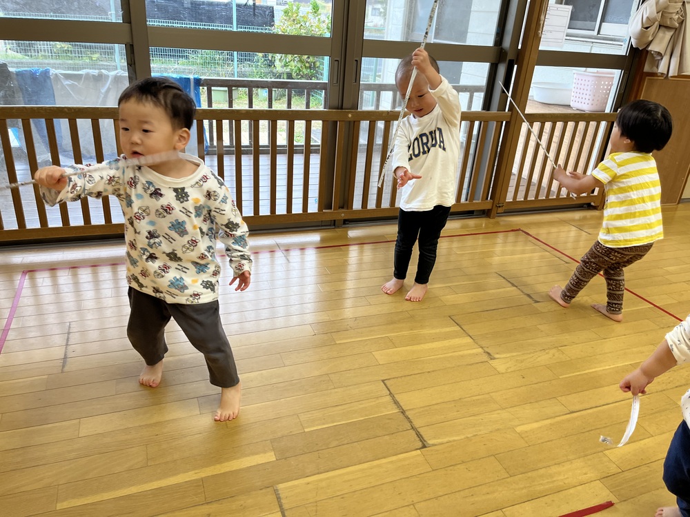 新聞紙で遊ぶ子ども (1)