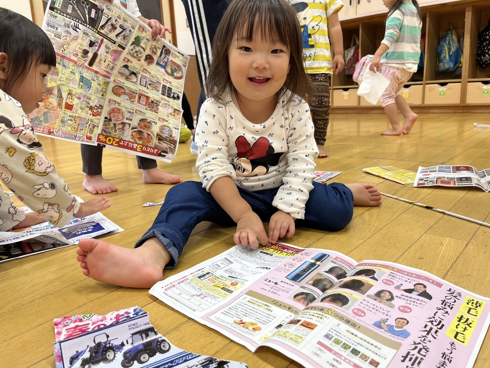 新聞紙で遊ぶ子ども (2)