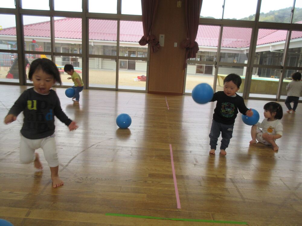遊戯室で遊んでいる様子