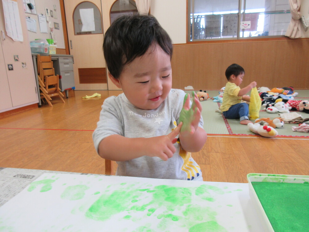 手形をとっている様子