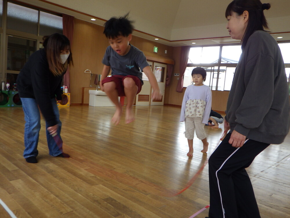 なわとびをしている