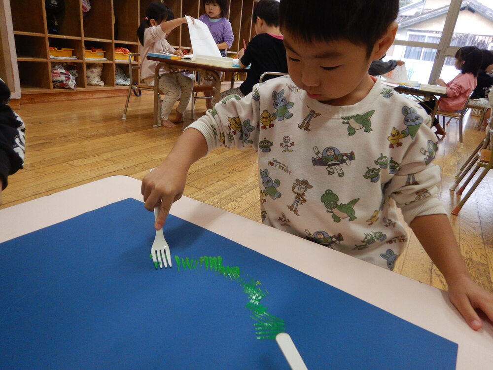 製作をする男の子