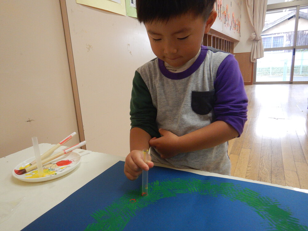 製作をする男の子