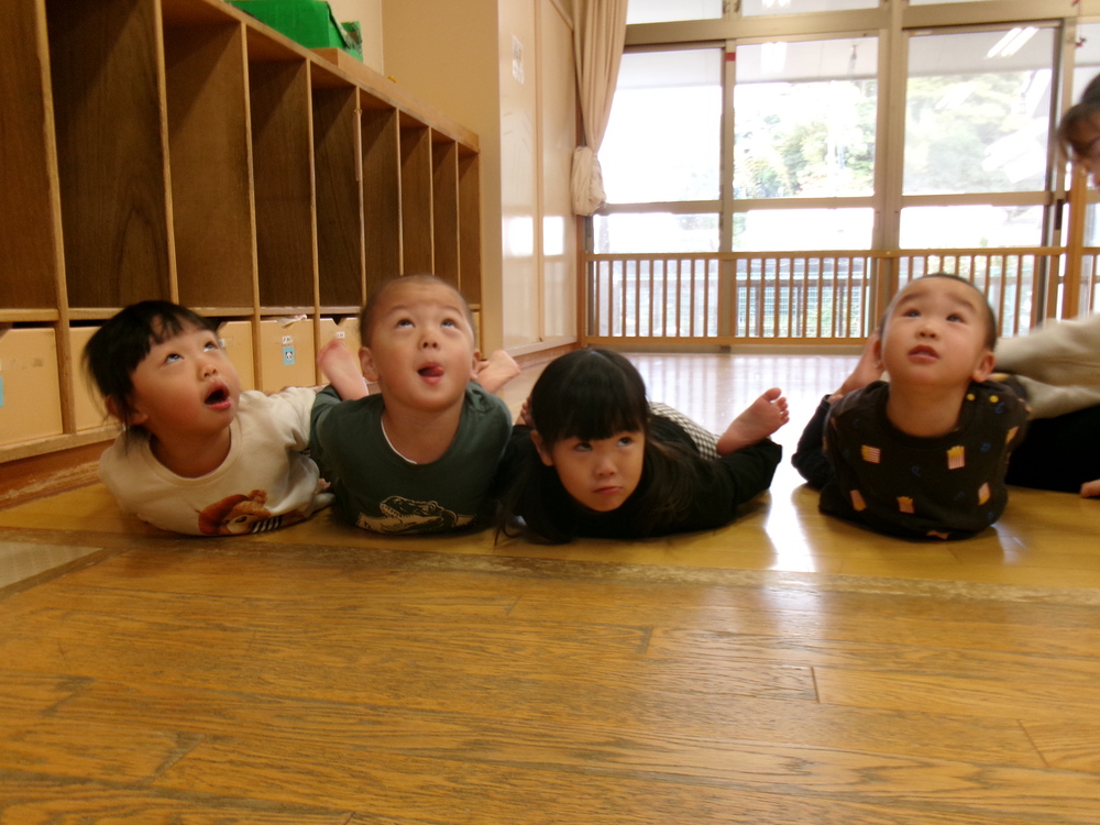 リズムをする子ども