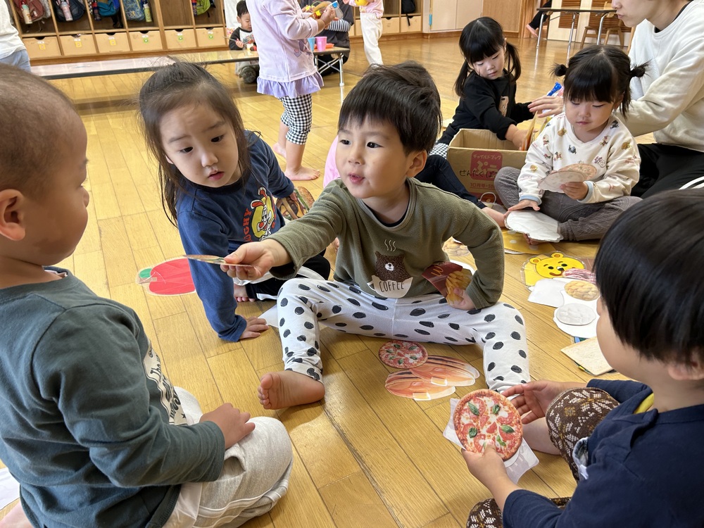 おままごとをする子ども