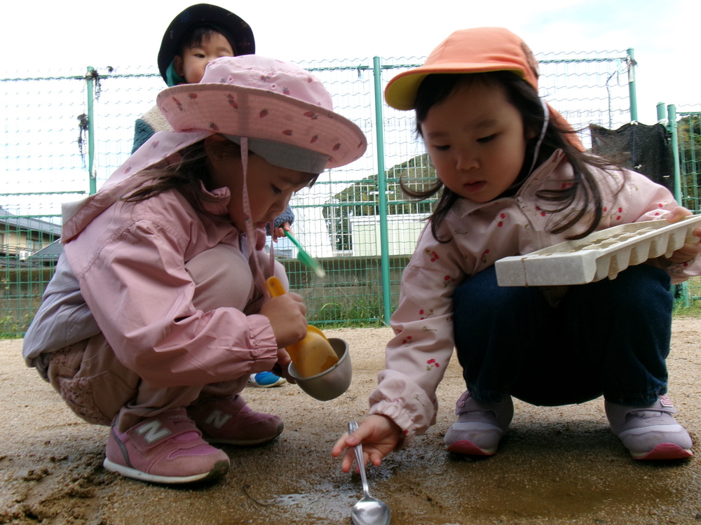 園庭で遊ぶ子ども (2)
