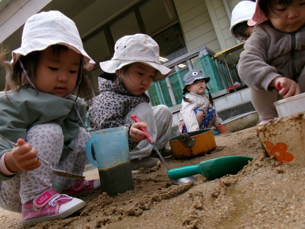 園庭で遊ぶ子ども (4)
