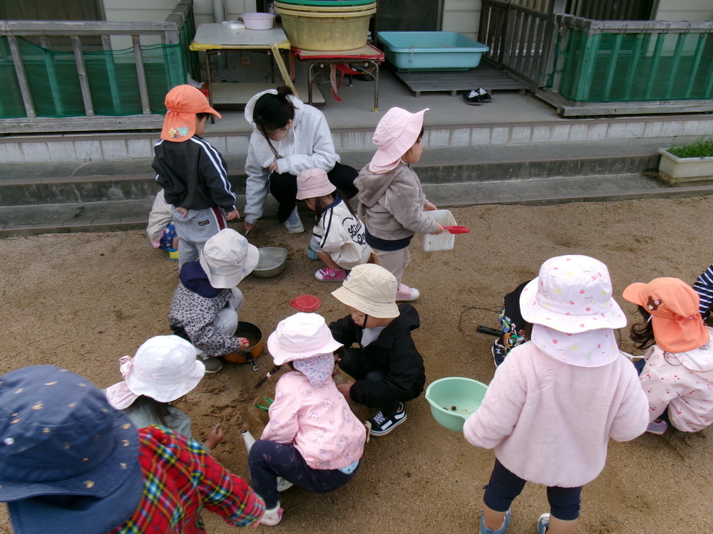 園庭で遊ぶ子ども (5)