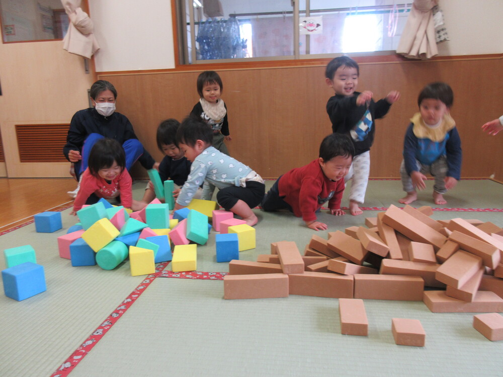 ソフト積み木で遊んでいる様子