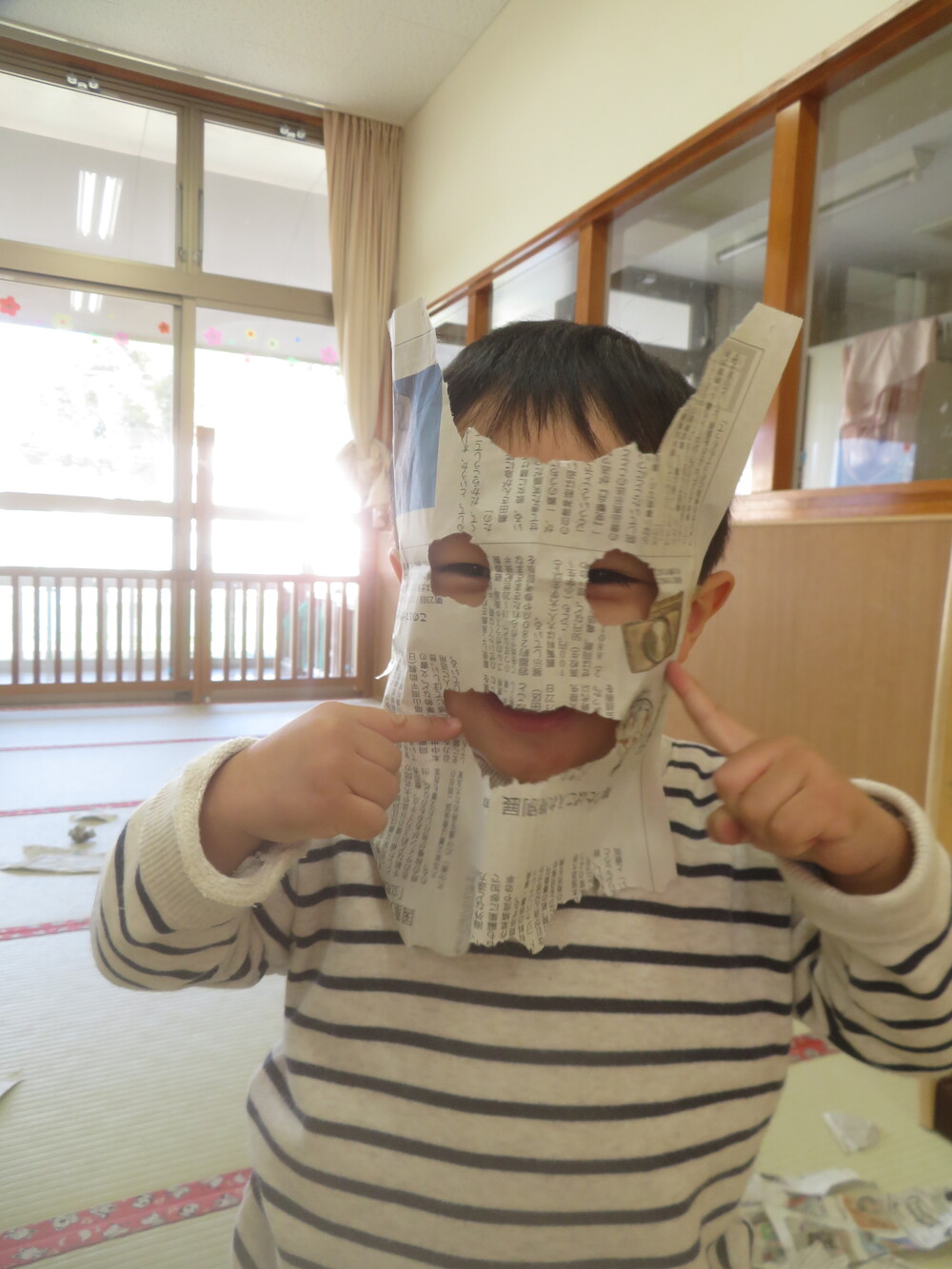 新聞紙遊びをする様子 (4)