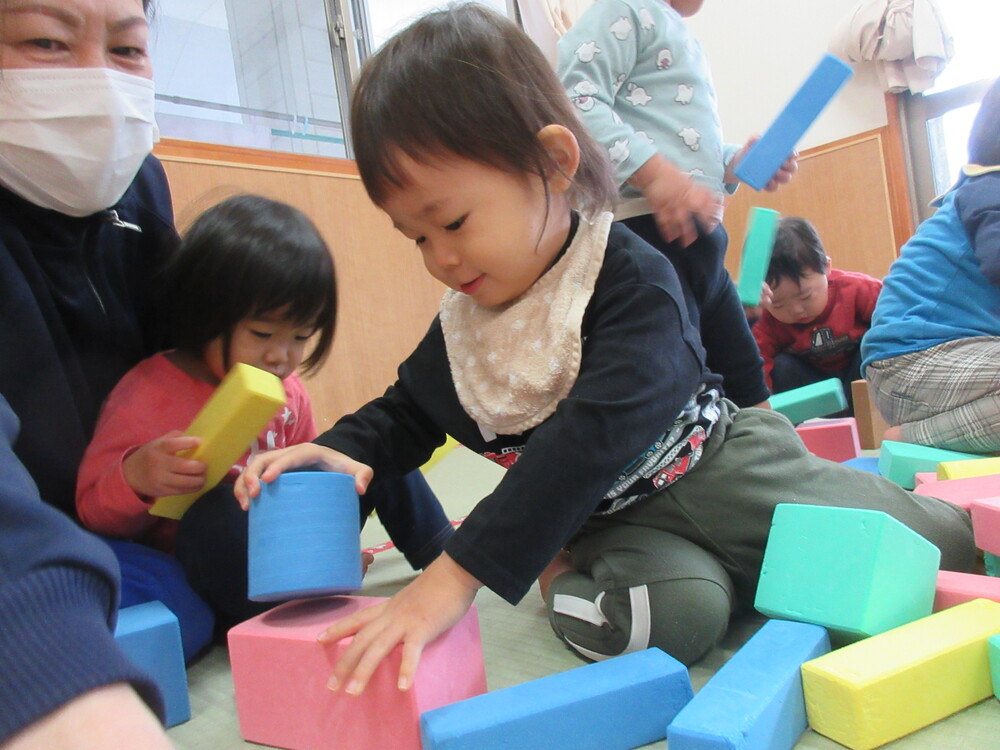 ソフト積み木で遊んでいる様子