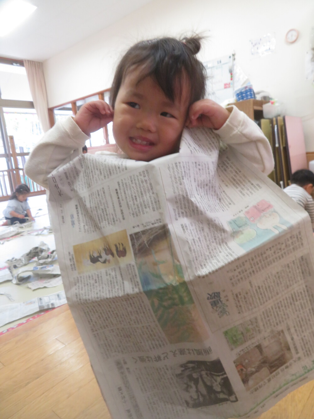 新聞紙遊びの様子
