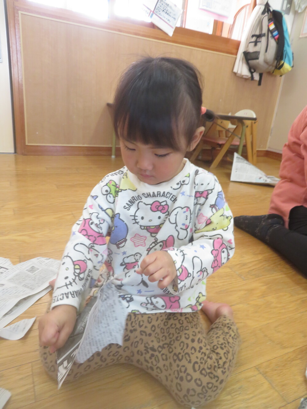 新聞紙遊びの様子