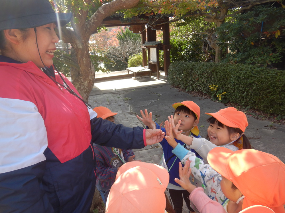 円応寺で遊んでいる様子 (2)