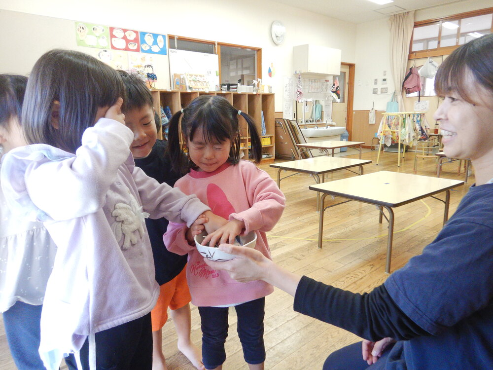 くじ引き給食の様子 (1)