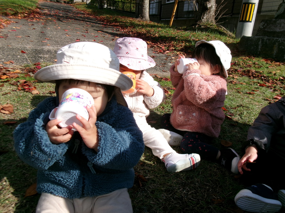 お茶を飲む