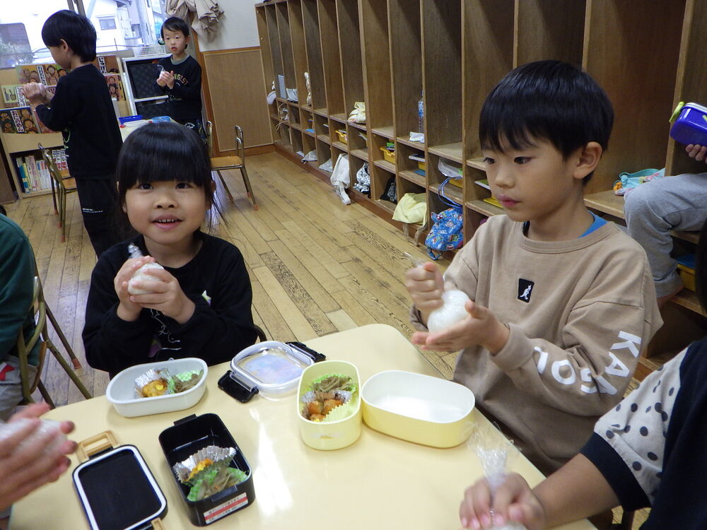 お弁当を食べる