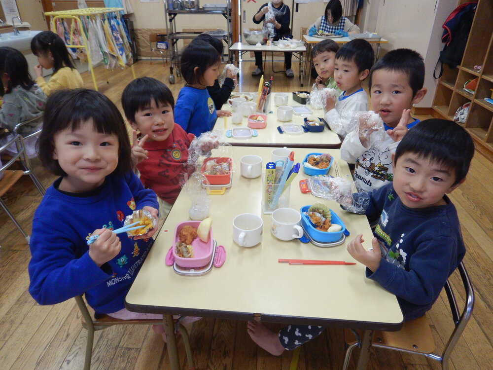 お弁当を食べる