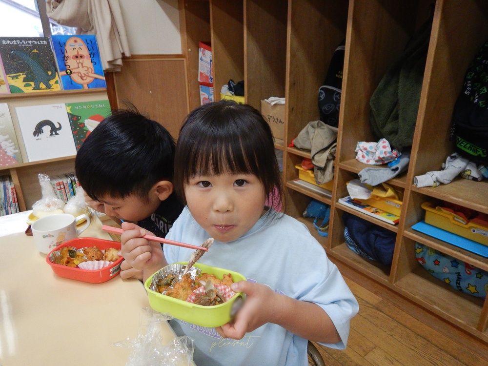 お弁当を食べる