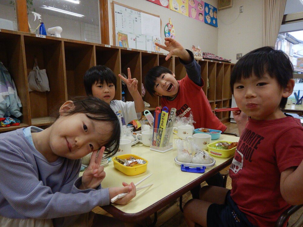 お弁当を食べる