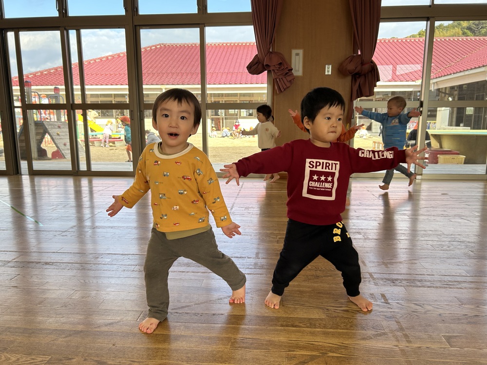 リズムをする子ども (2)