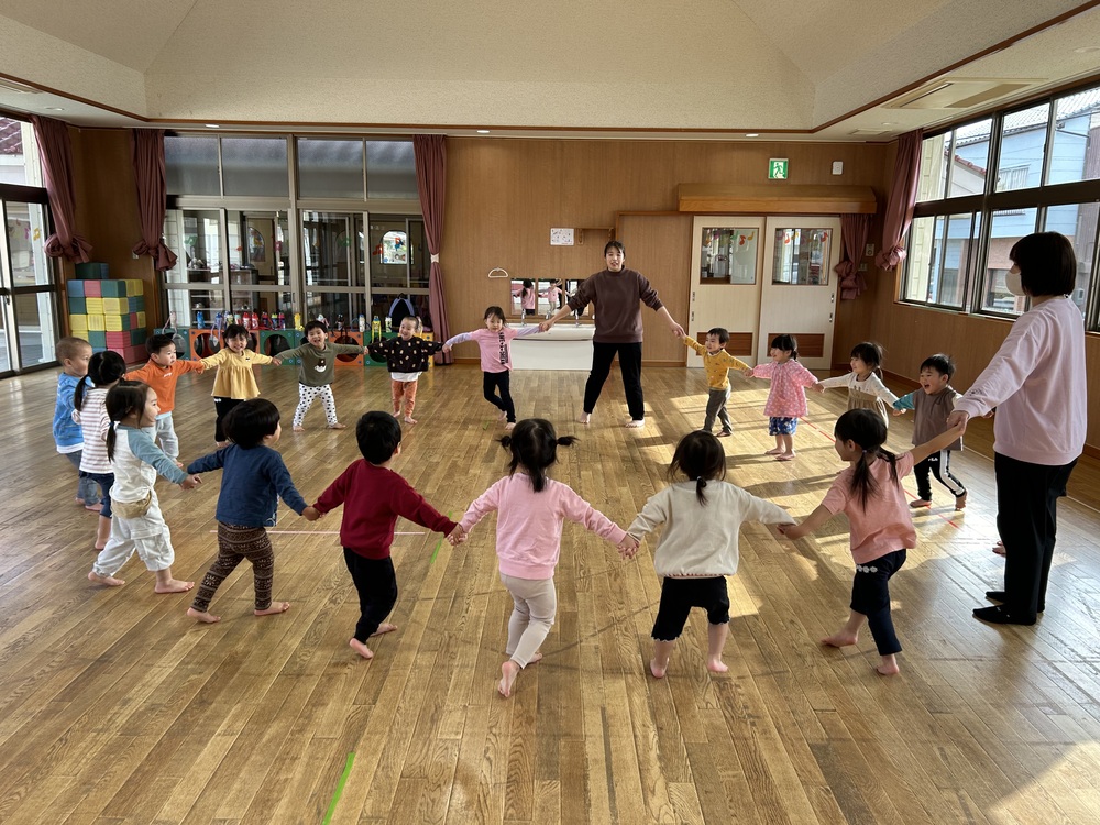リズムをする子ども (3)