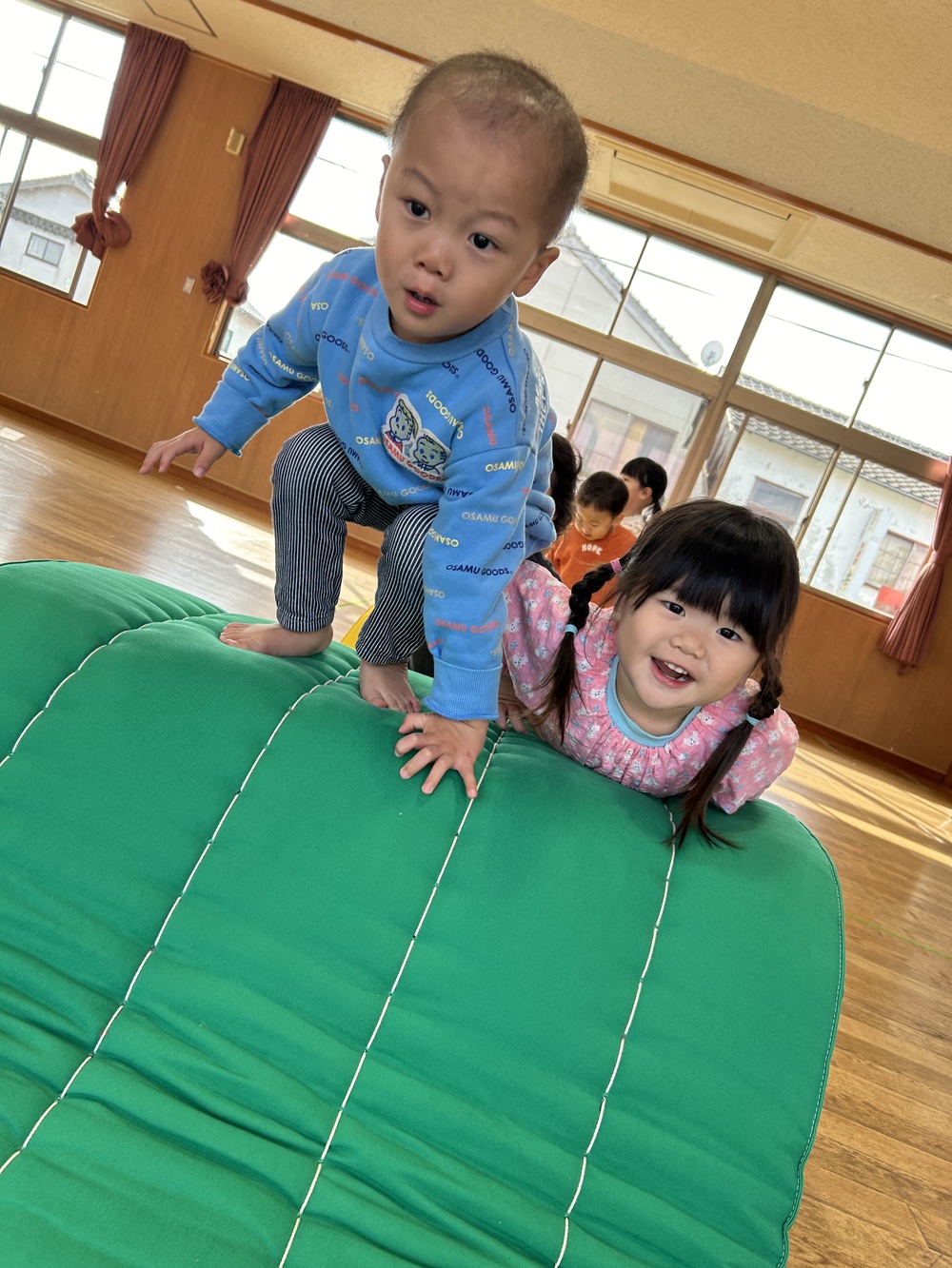 リズムをする子ども (4)