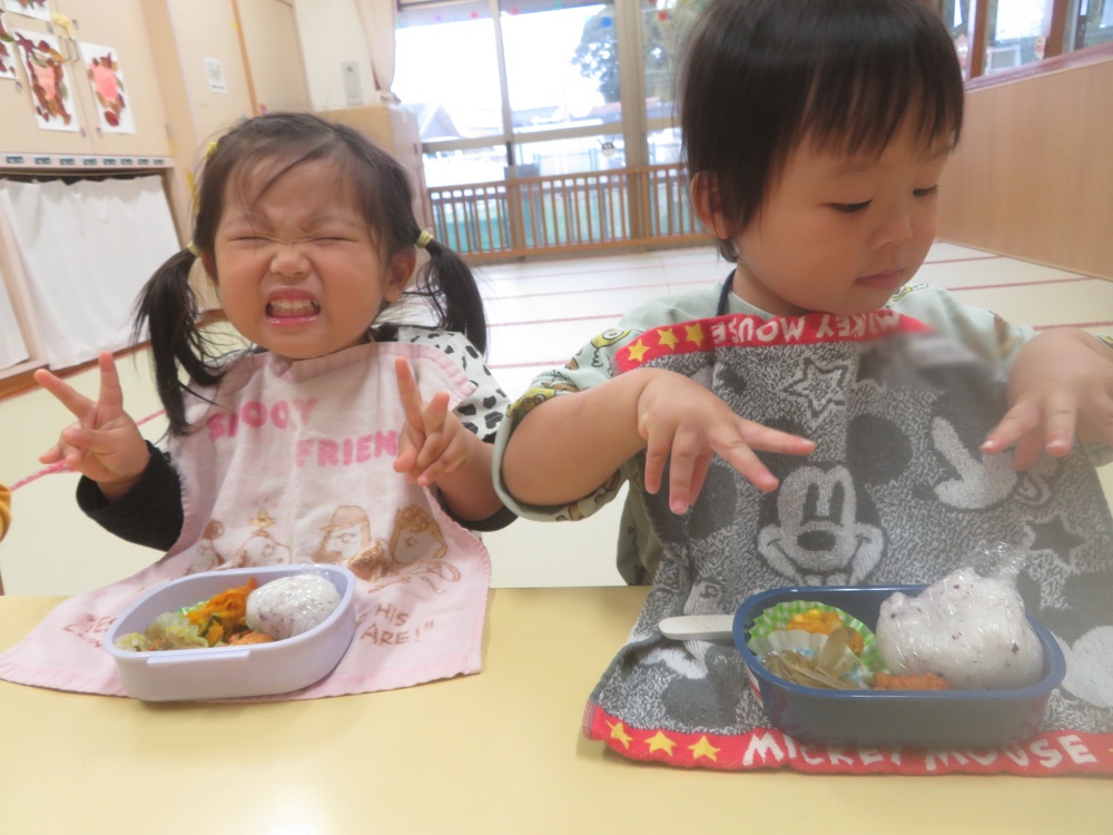 お弁当ごっこの様子 (2)