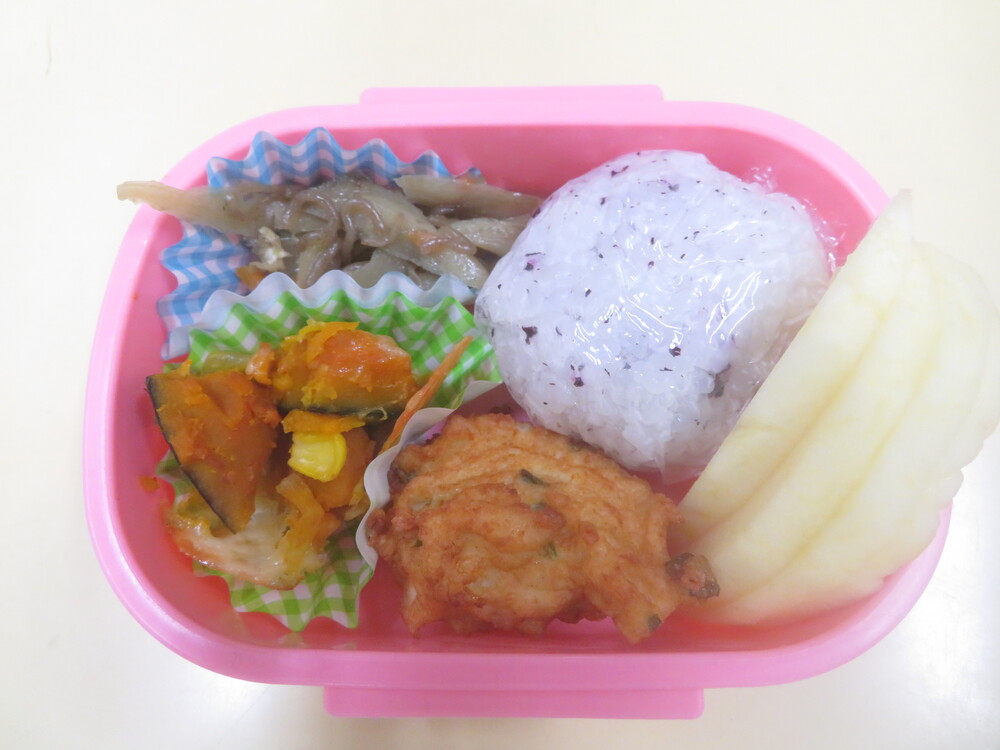 お弁当ごっこの様子 (1)