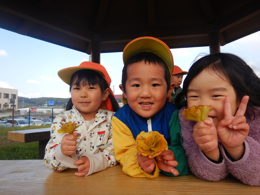 広場で遊ぶ子ども