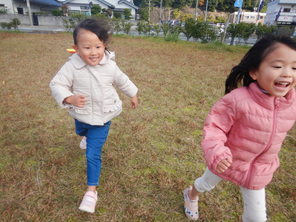 広場で遊ぶ子ども
