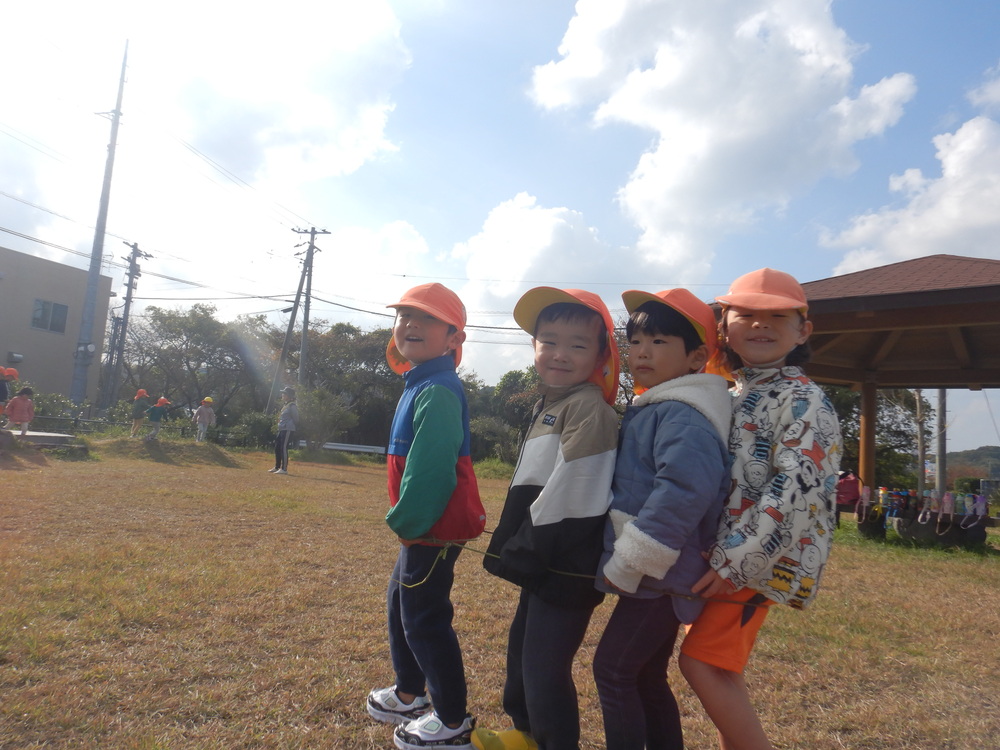 広場で遊ぶ子ども