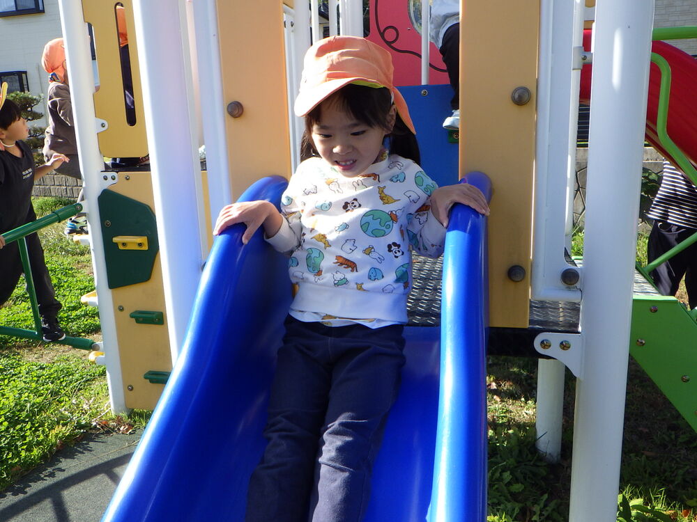 公園で遊ぶ様子