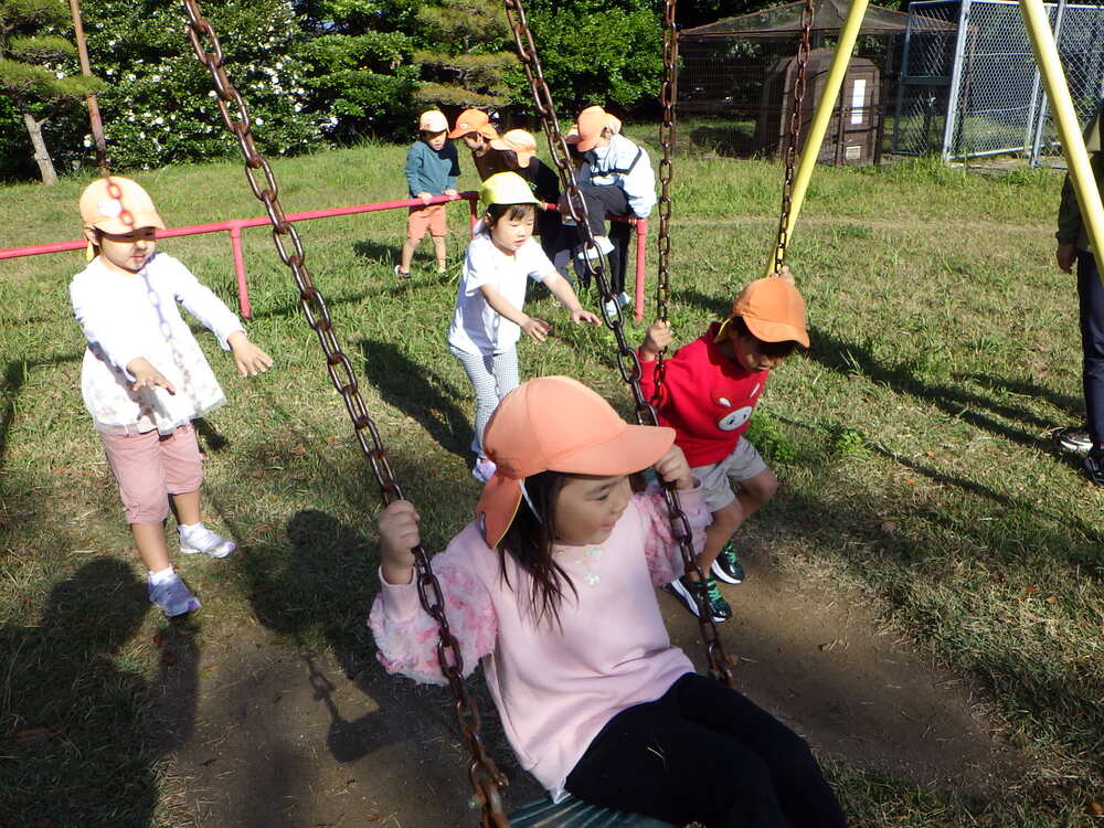 遊具で遊ぶ様子