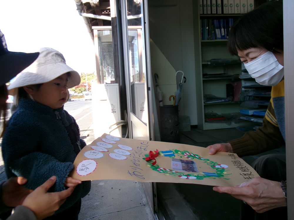 お礼を渡す子ども