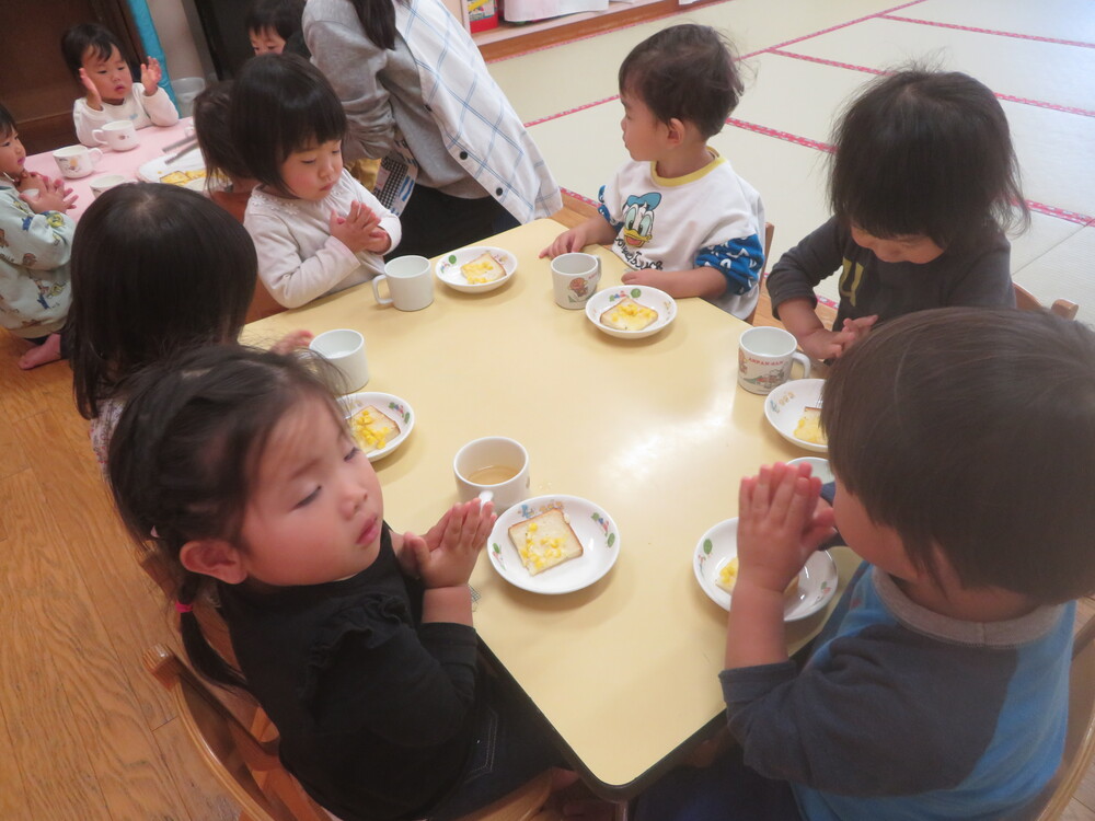 おやつを食べる様子