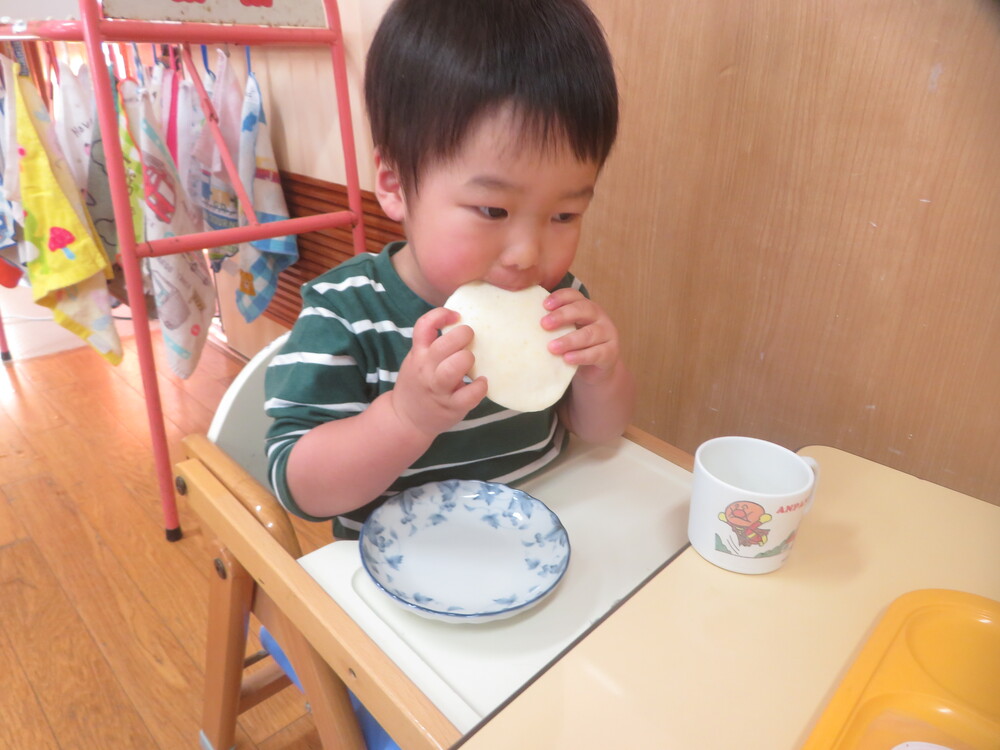 おやつを食べている様子