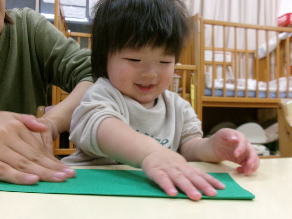 画用紙を押さえる