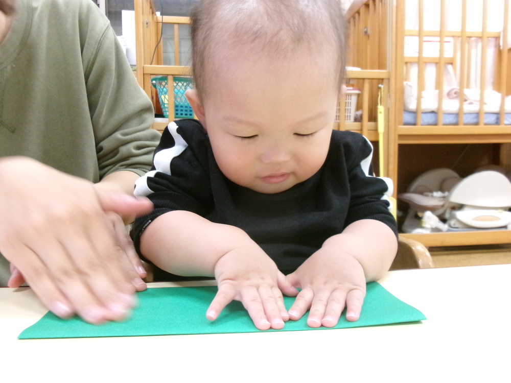 画用紙を押さえる２