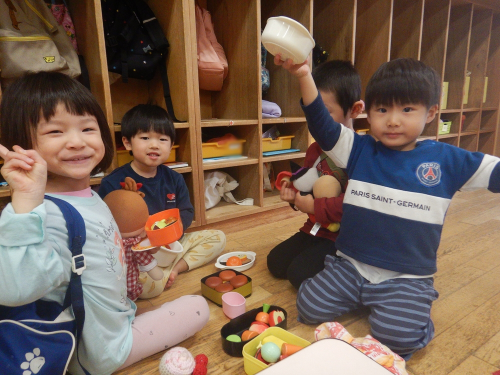 おままごとをする子どもたち