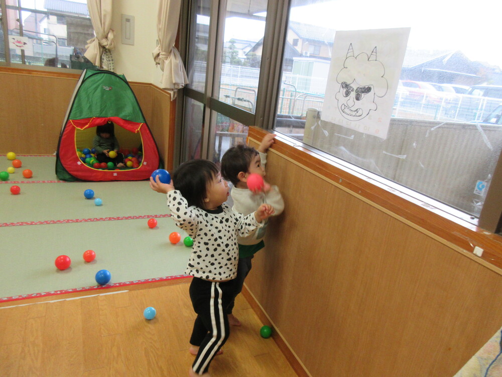 ボールで遊んでいる様子