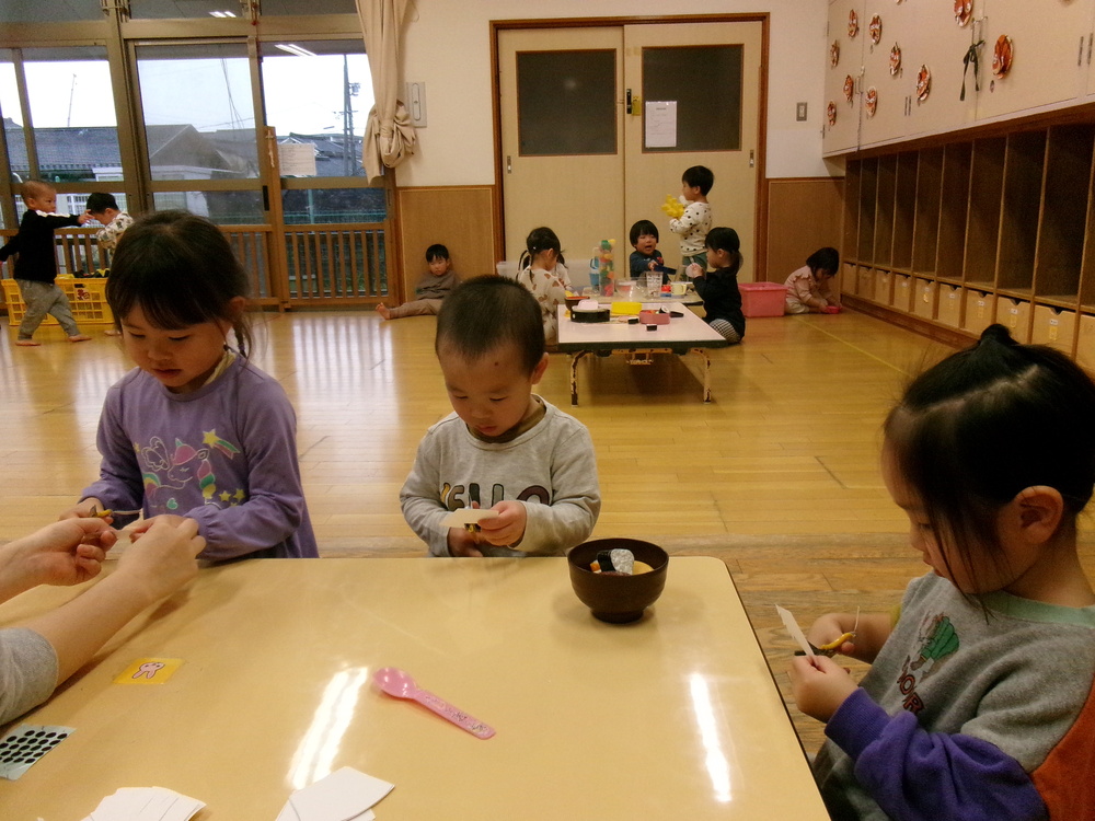 製作を楽しむ子ども (4)