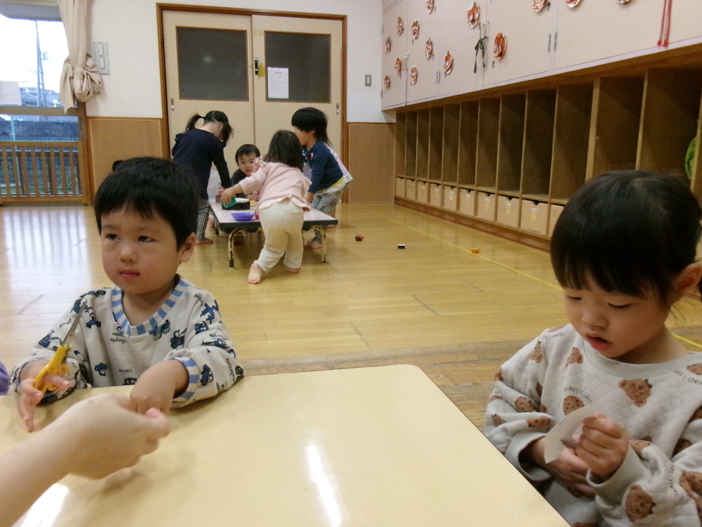 製作を楽しむ子ども (5)