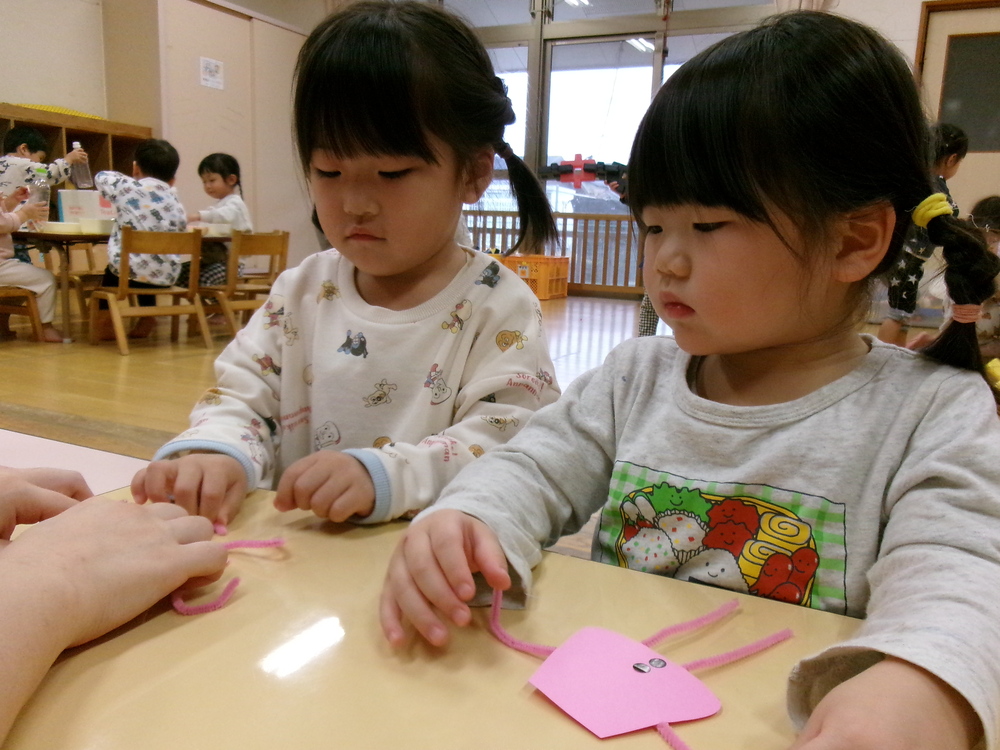 製作を楽しむ子ども６