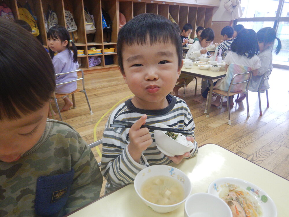 ふりかけご飯を食べている様子 (1)